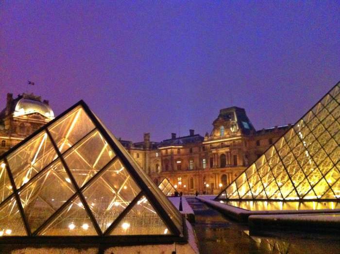 Foto do Louvre a noite