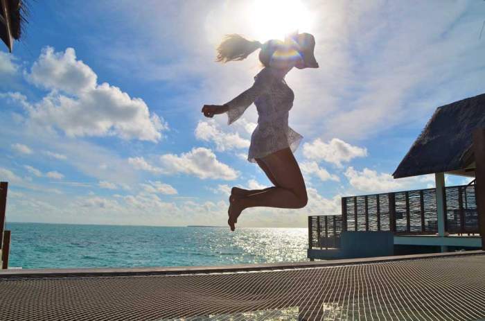foto minha pulando no bangalô do nosso resort nas ilhas Maldivas