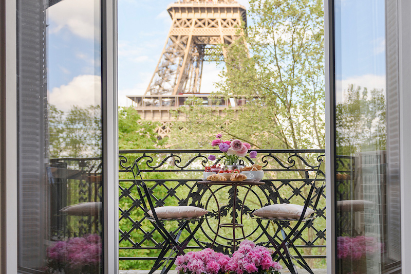 Varanda com vista pra Torre Eiffel